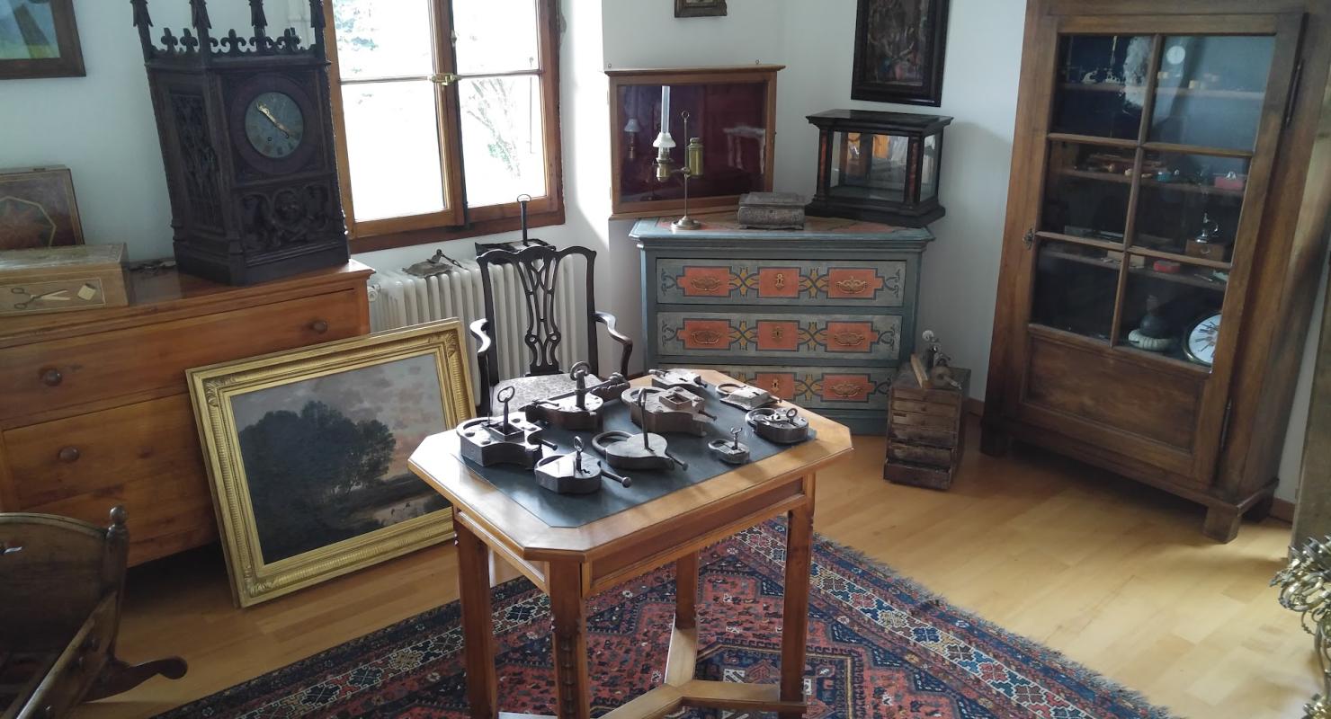 Mr. Olivier Comte - Second-hand Clothing in Geneva