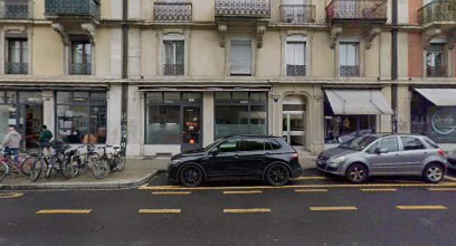 Paola - Upcycled Fashion in Geneva