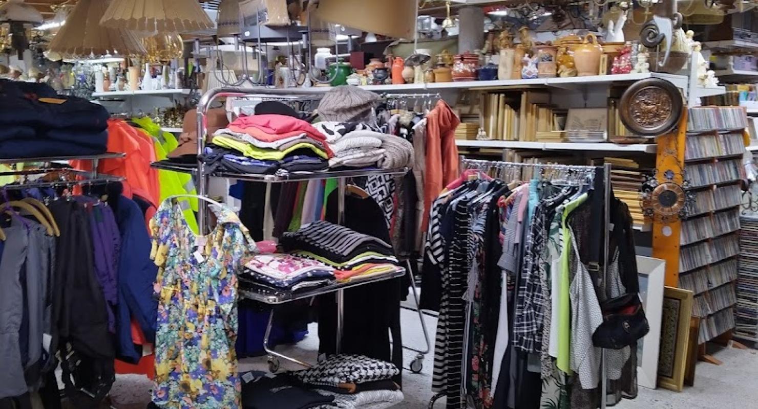 Flohmarkt-Walensee Corina Camenisch - Second-hand Clothing in Glarus