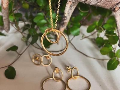 Nachhaltige Schweizer Bienen- und Beerenwachstücher, Schmuck aus recyceltem Gold und aus Porzellan - Mode upcyclée à Lucerne