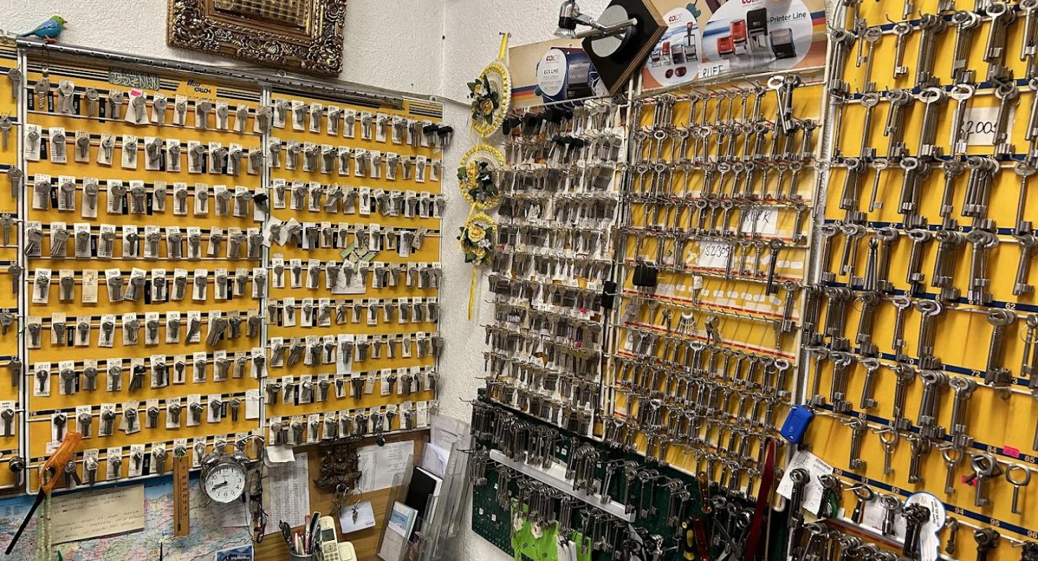 Cordonnerie Orbe clefs -maroquinerie -Gravure -Travaux sur Couir changement de piles-Tampon - Second-hand Clothing in Vaud