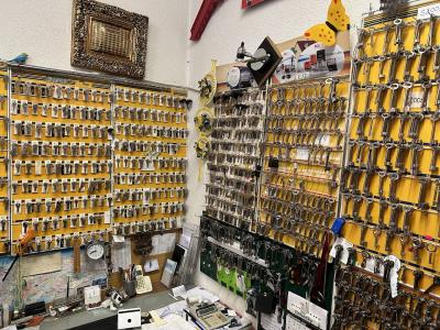 Cordonnerie Orbe clefs -maroquinerie -Gravure -Travaux sur Couir changement de piles-Tampon - Second-hand Clothing in Vaud