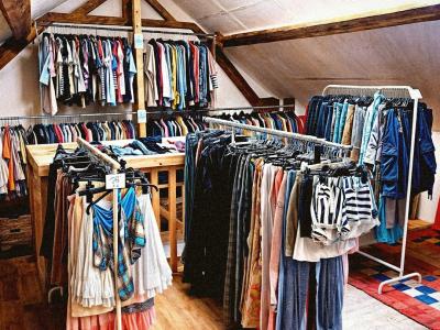 Fenêtre sur Cour - Friperie Brocante Seconde-main - Second-hand Clothing in Vaud