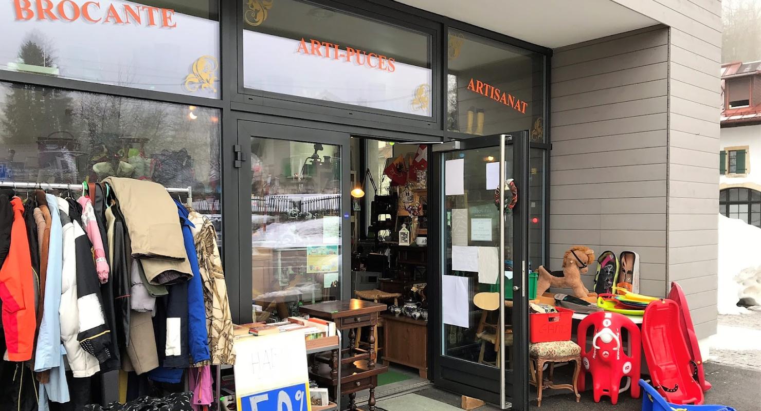 La Brocante solidaire Arti-Puces - Second-Hand-Kleidung in Waadt