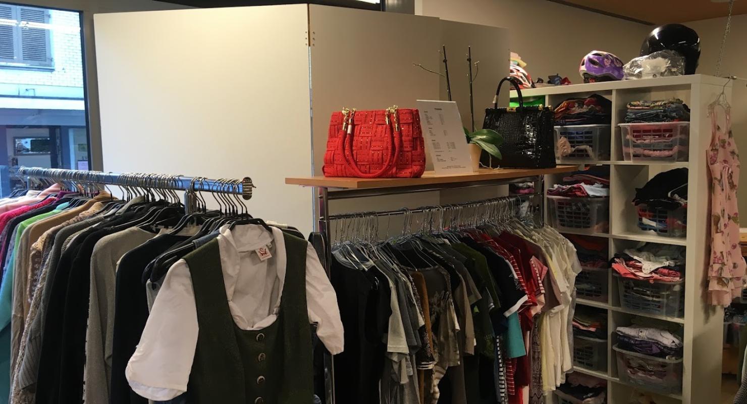 Second Hand Shop skirt + Co. Book Store Ägeri - Second-Hand-Kleidung in Zug