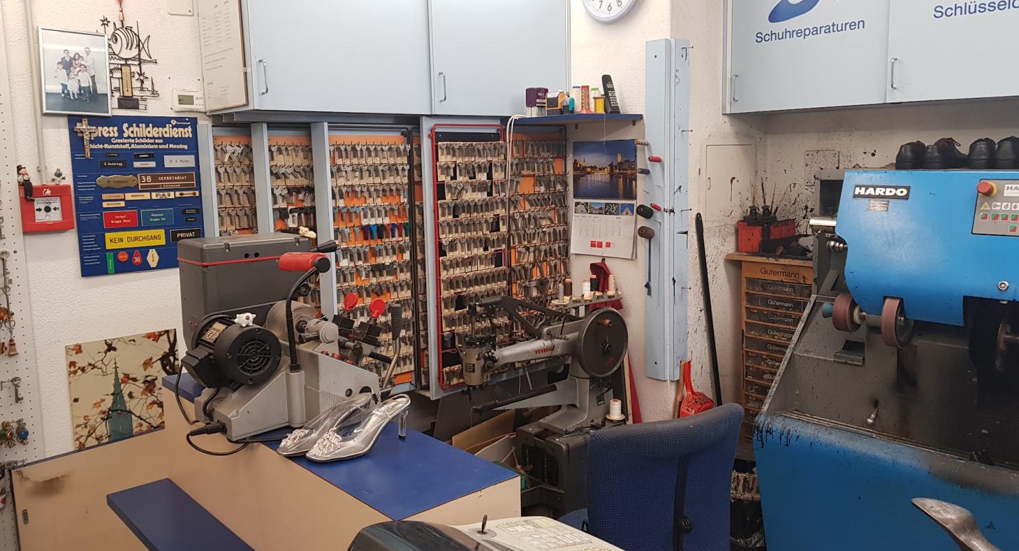 Cetin Schuhmacher Schuhreparaturen Schlüssel-Autoschlüssel Gravuren Stempel Service - Second-hand Clothing in Bern