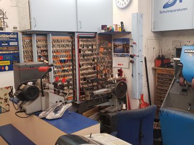 Cetin Schuhmacher Schuhreparaturen Schlüssel-Autoschlüssel Gravuren Stempel Service - Second-hand Clothing in Bern