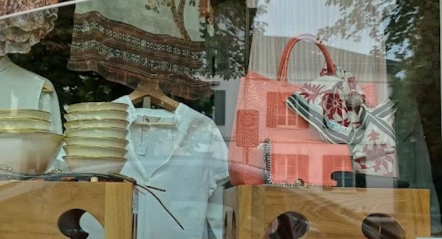 Pure Jade GmbH - Second-hand Clothing in Zurich