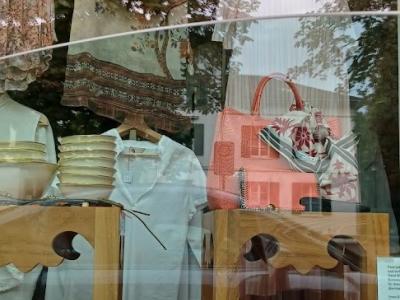 Pure Jade GmbH - Second-hand Clothing in Zurich