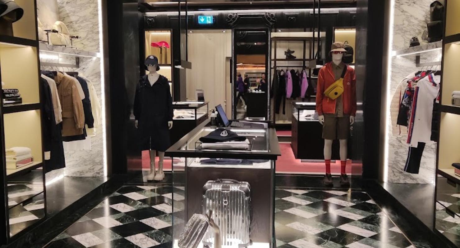 Moncler Zurich Airport - Passenger Area - Moda upcycled in Zurigo