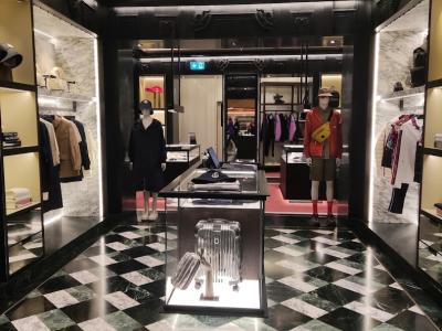 Moncler Zurich Airport - Passenger Area - Moda upcycled a Zurigo