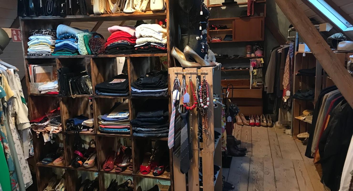 britty-fifty's butik -die grösste Auswahl an True Vintage- & Secondhand Kleider aus der Zeit- - Second-hand Clothing in Aargau