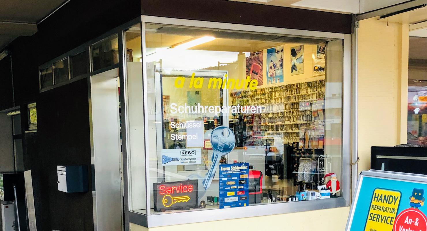 a la minute Handy Reparatur - Schlüssel - Schuhreparaturen - Stempel - Gravuren - Second-hand Clothing in Basel-Land