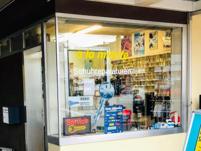 a la minute Handy Reparatur - Schlüssel - Schuhreparaturen - Stempel - Gravuren - Second-hand Clothing in Basel-Land